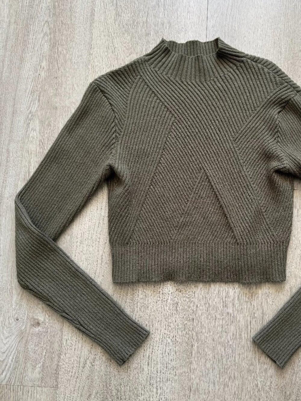 Dynamite Olive Green Ribbed Mock Neck Cropped Sweater - M